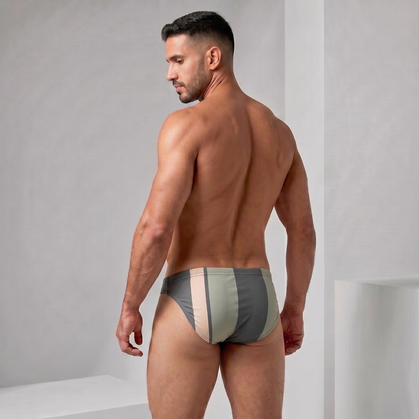 Bikini Shore Verde en modelo, vista trasera | Equal Swimwear