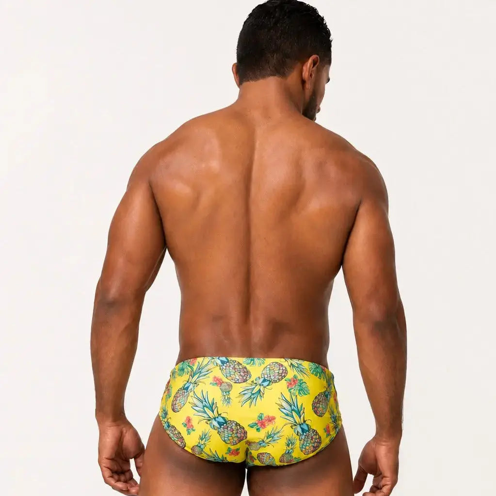 Brief Piñas hombre, lifestyle de playa – EQUAL Swimwear