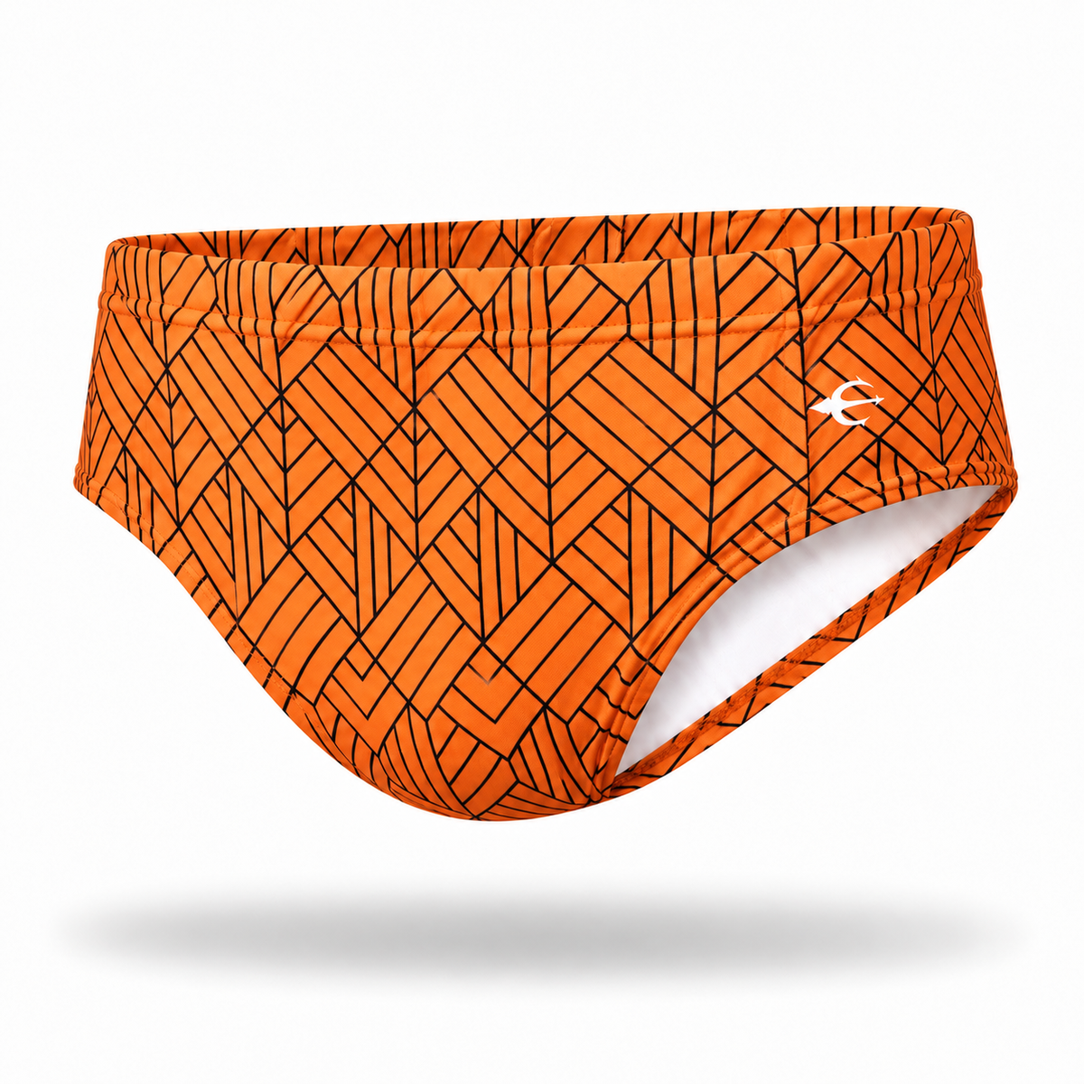 Vista frontal de tres cuartos del traje de baño Brief Geométrico naranja con líneas negras y logo blanco, sobre fondo blanco.