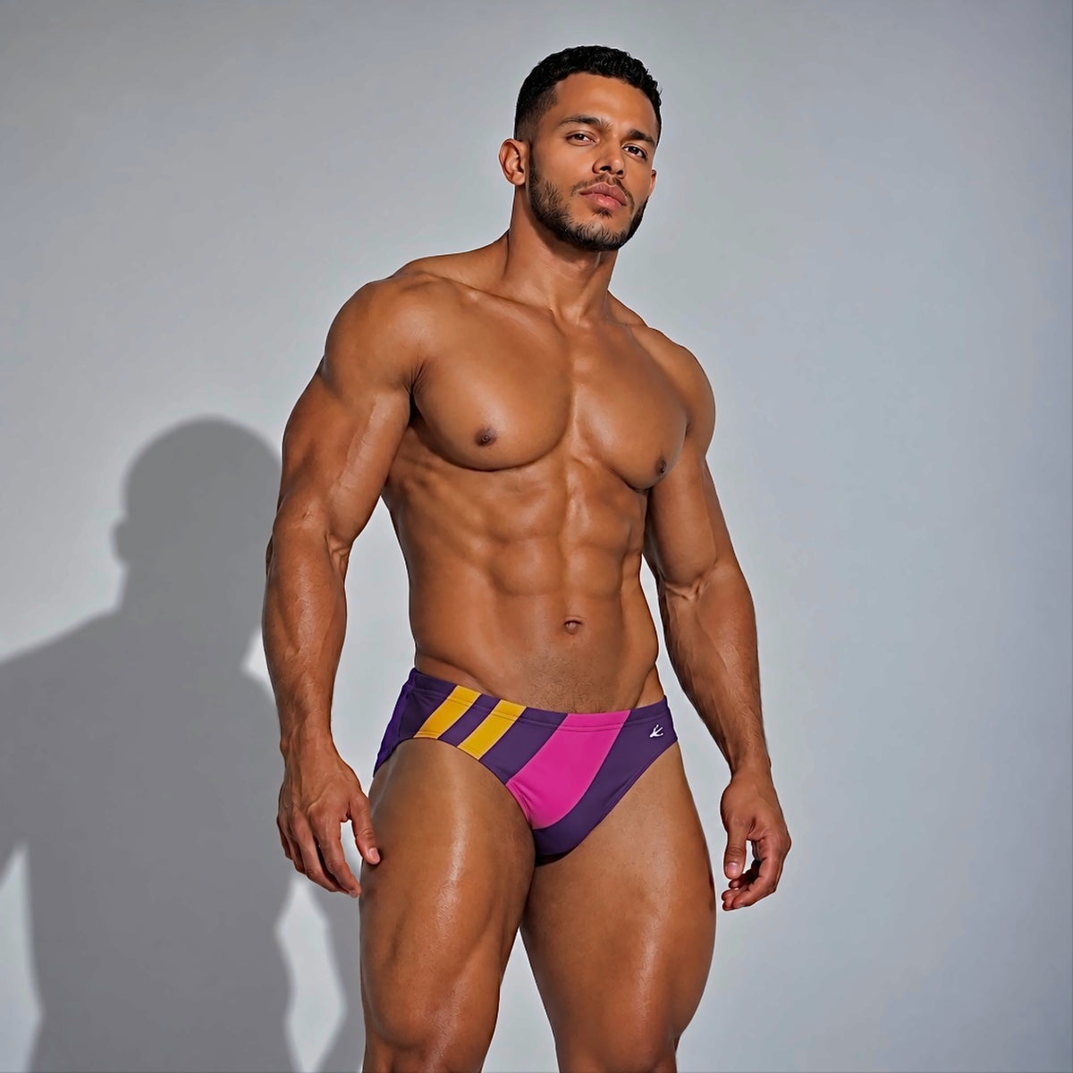 Traje de baño deportivo para hombre púrpura con rosa y amarillo – Brief Sport de EQUAL Swimwear