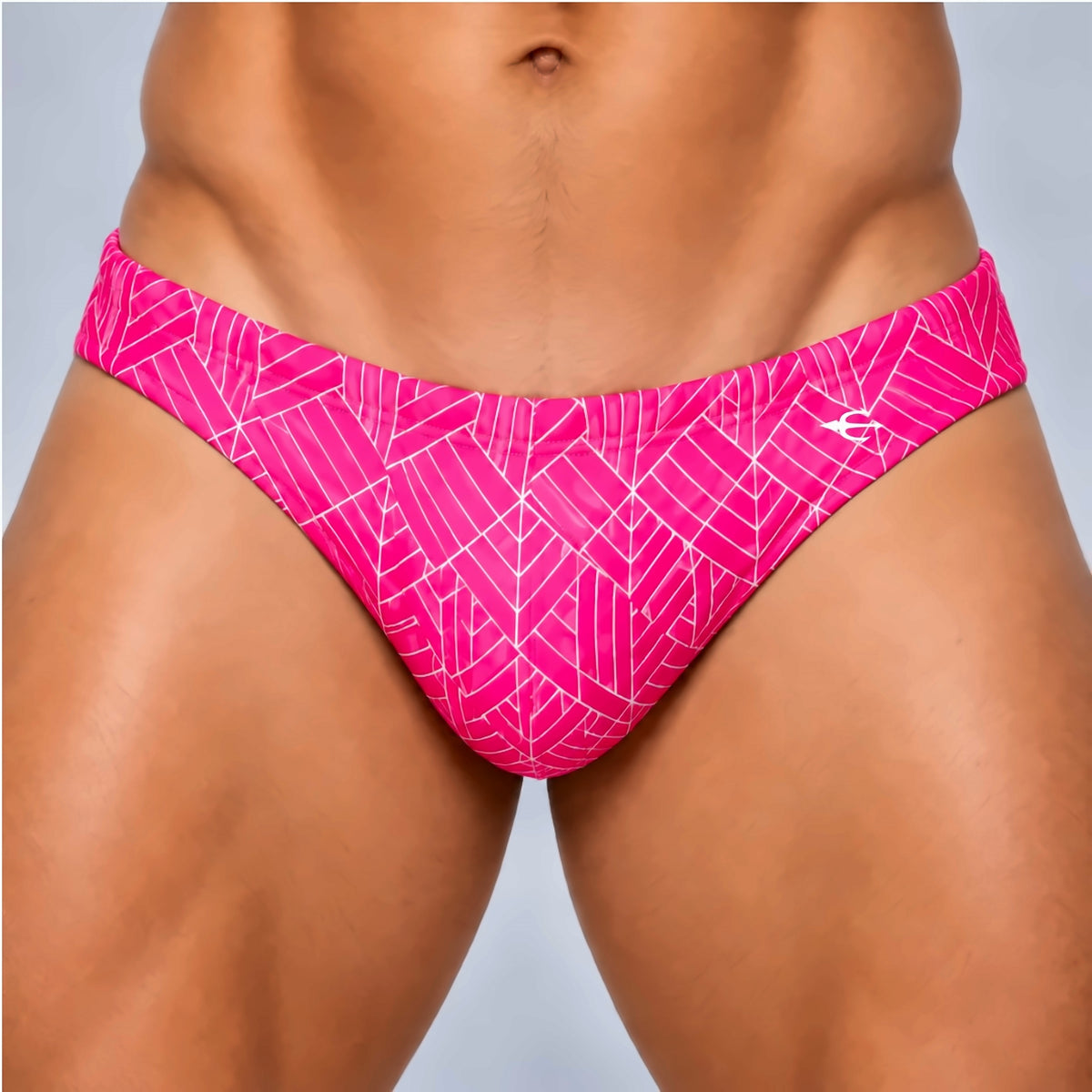 Bikini Geométrico Rosa hombre, detalle del estampado geométrico y logo – EQUAL Swimwear