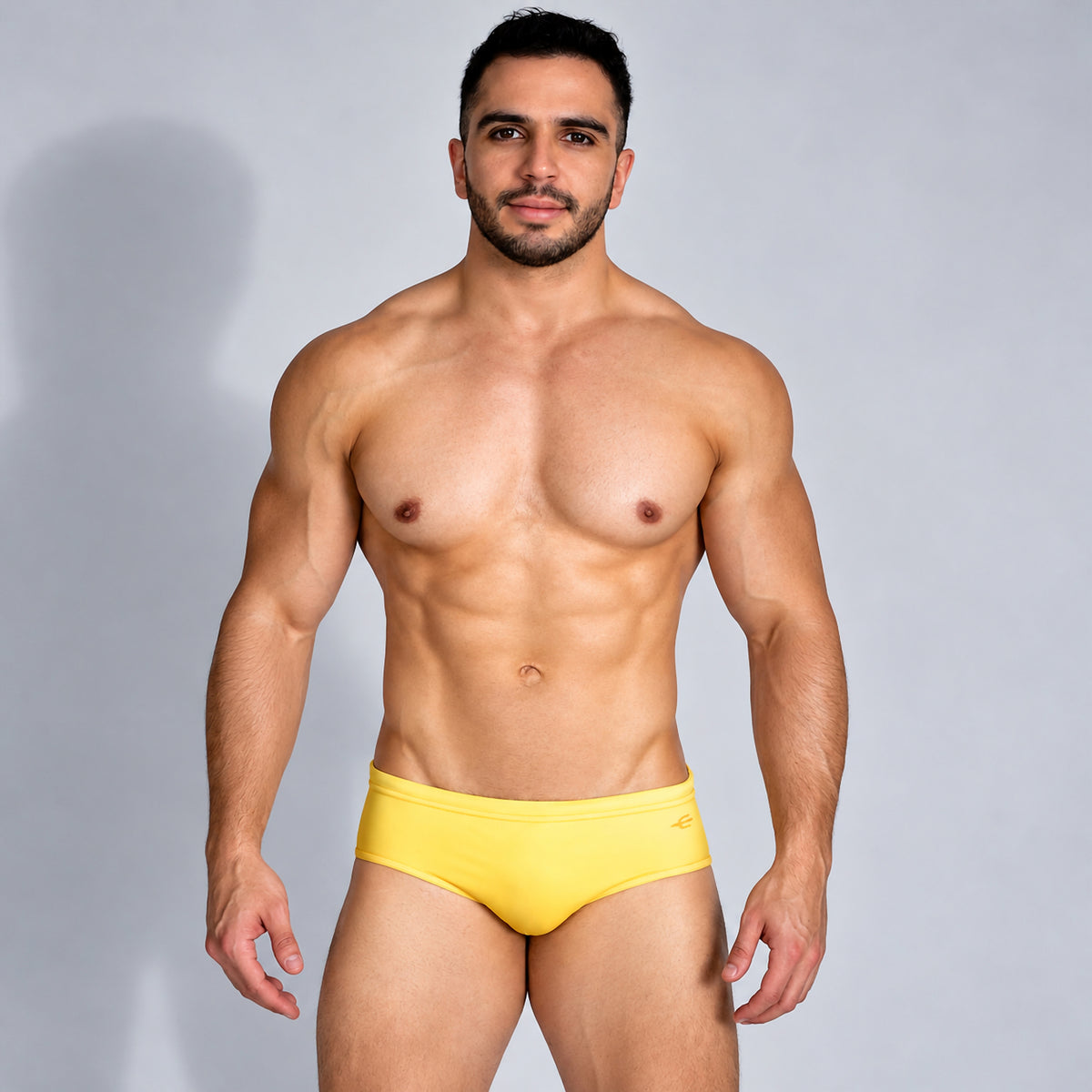 Traje de baño amarillo con degradado para hombre Brief Colors, vista frontal en modelo.