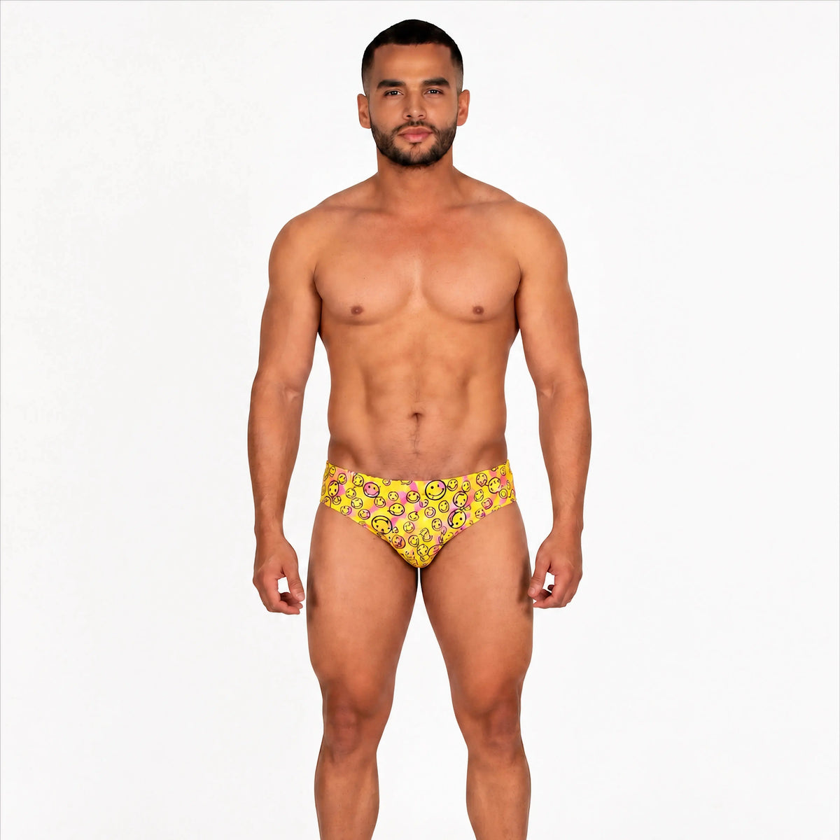 Brief Happy modelo en la playa – EQUAL Swimwear, bañador para hombre