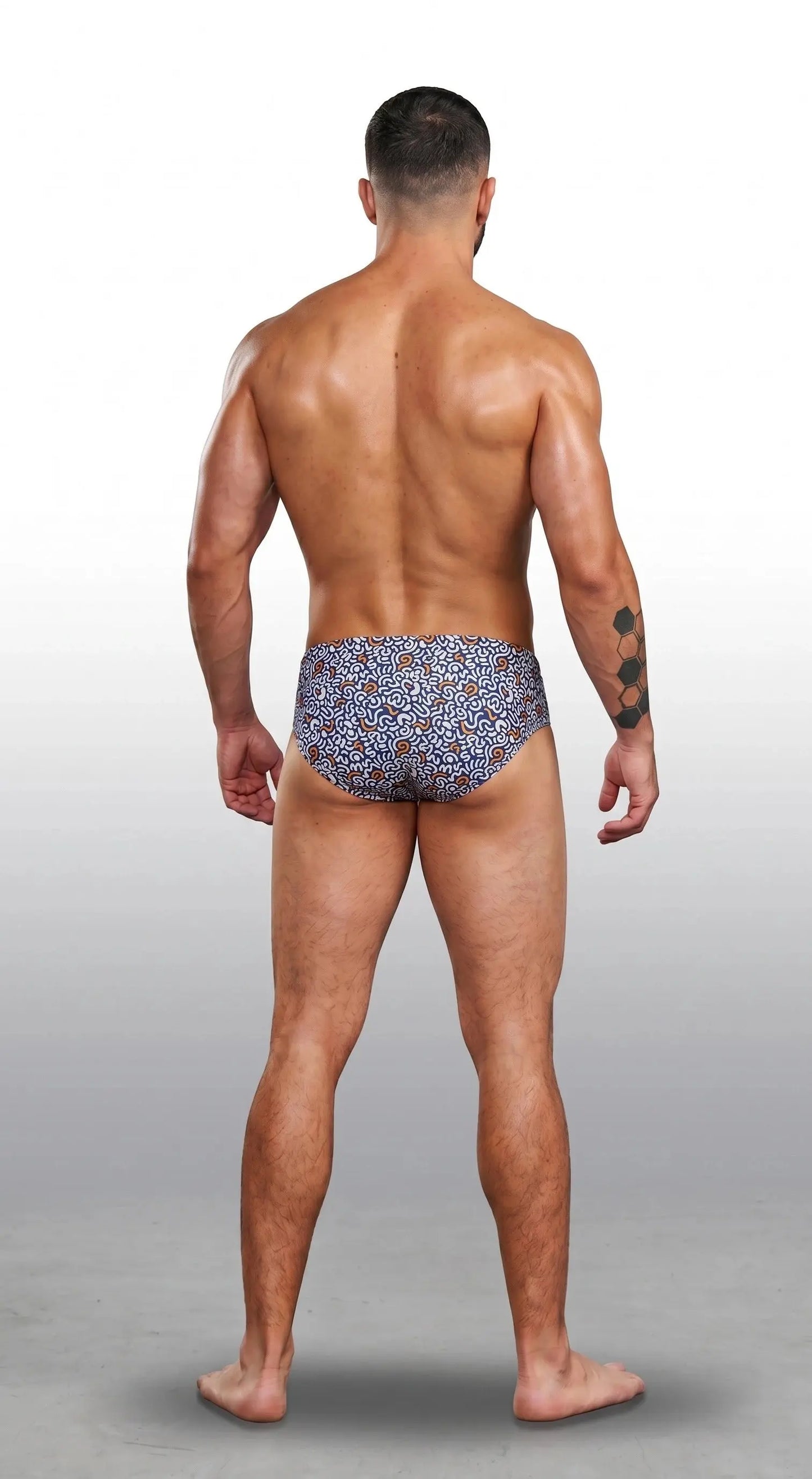 Brief Laberinto modelo en la playa – Equal Swimwear, bañador para hombre para playa y alberca