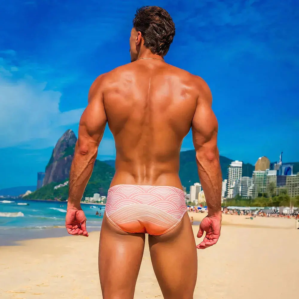 Brief Wave modelo en la playa – Equal Swimwear, bañador para hombre para playa y alberca