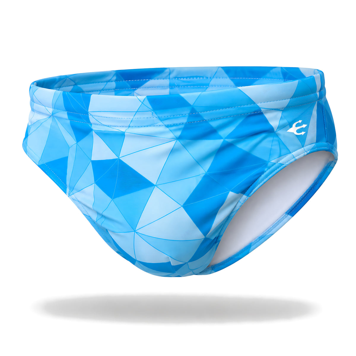 Traje de baño para hombre Brief Prisma azul claro de Equal Swimwear, vista frontal con estampado de triángulos celestes y azul cielo.