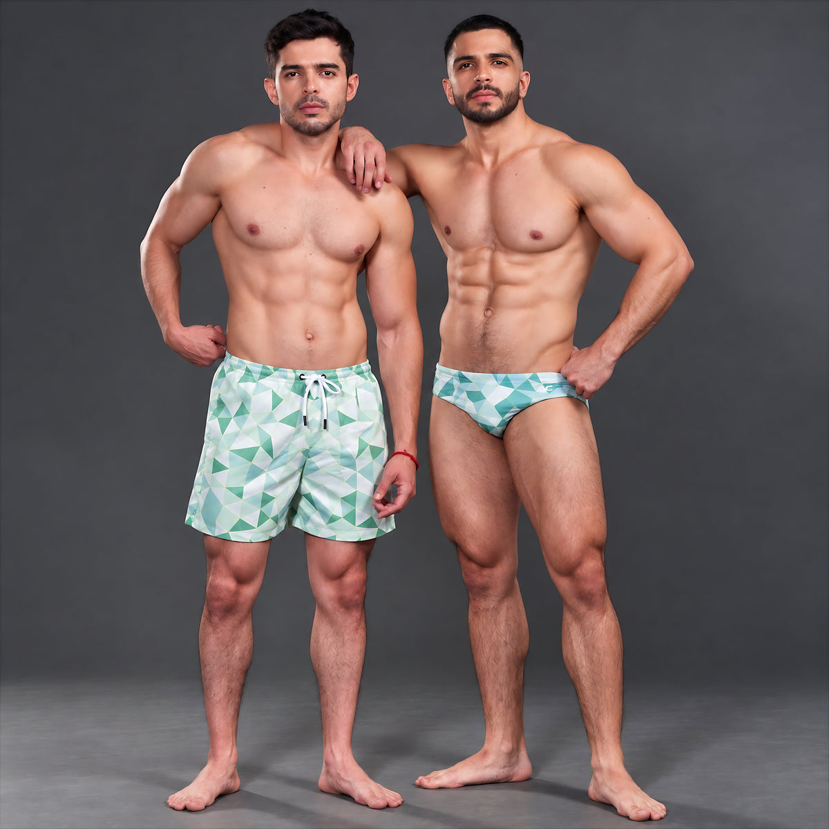Dos modelos con brief y short Prisma Verde Claro de Equal Swimwear, estampado geométrico verde y blanco, vista frontal.