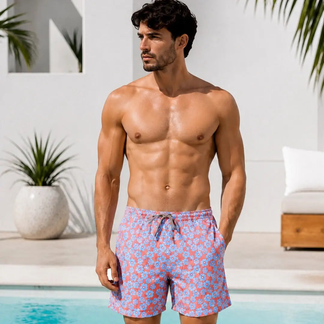 Short Flowers modelo en la playa – Equal Swimwear, bañador para hombre para playa y alberca