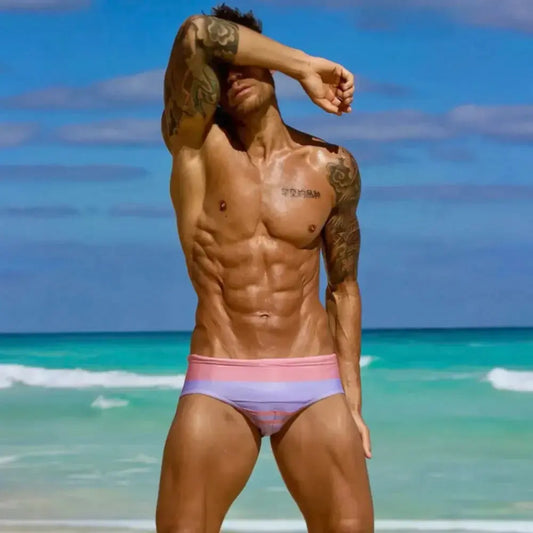 Modelo usando Brief Shore Rosa Equal Swimwear — Guía de tallas trajes de baño para hombre