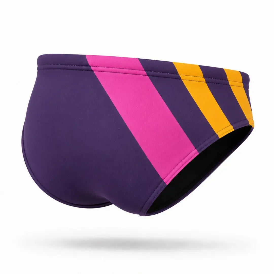 Brief de baño deportivo para hombre morado con banda rosa, vista trasera – Brief Sport de EQUAL Swimwear