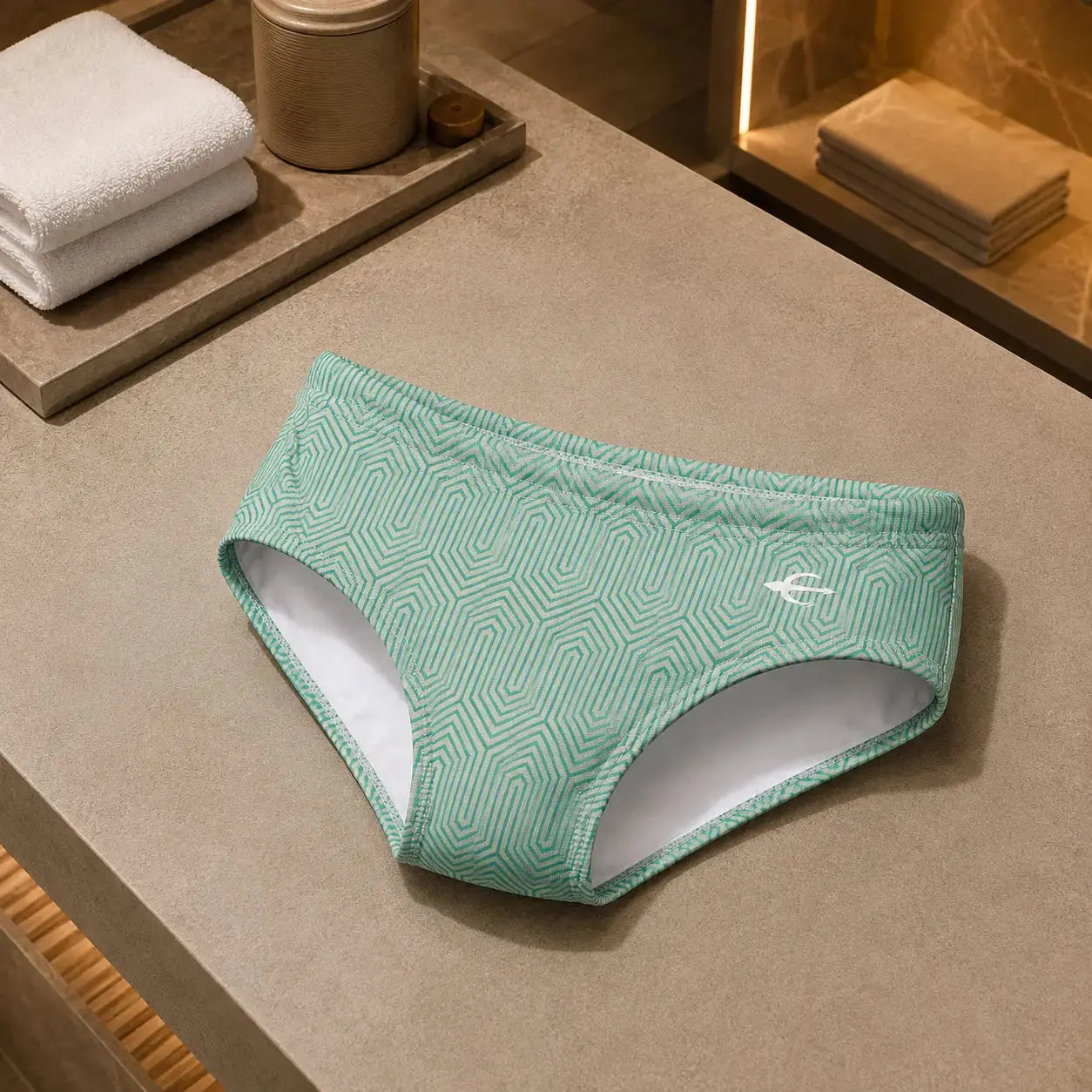 Brief Fresh modelo en la playa – Equal Swimwear, bañador para hombre para playa y alberca