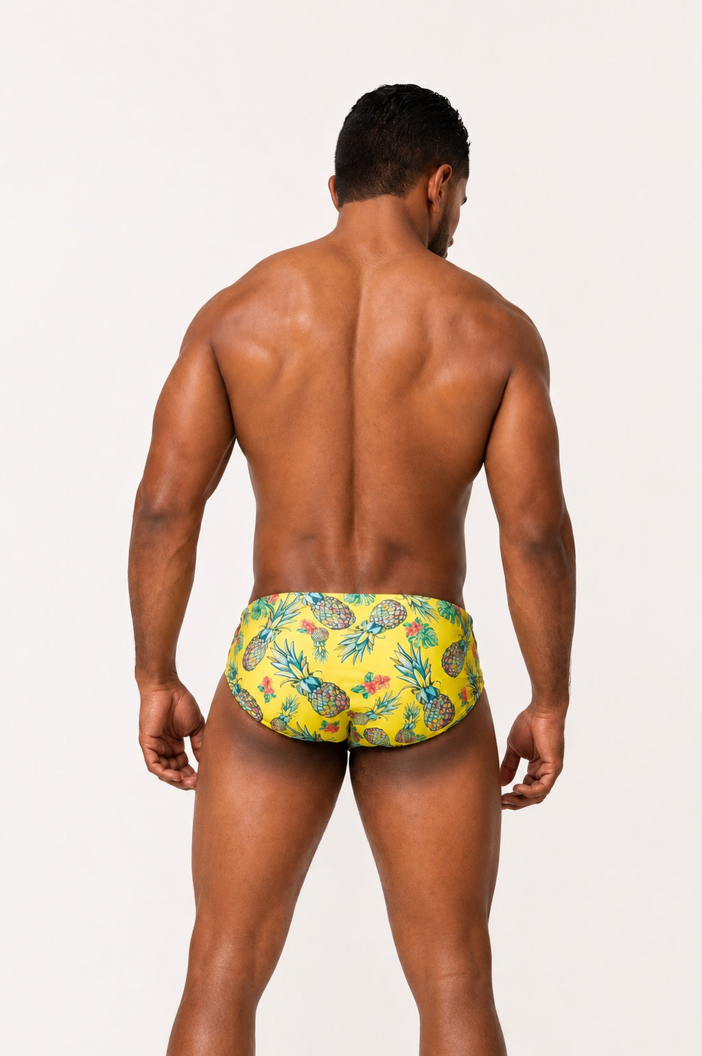 Brief Piñas Equal Swimwear — vista frontal completa, modelo caminando, bikini tropical amarillo
