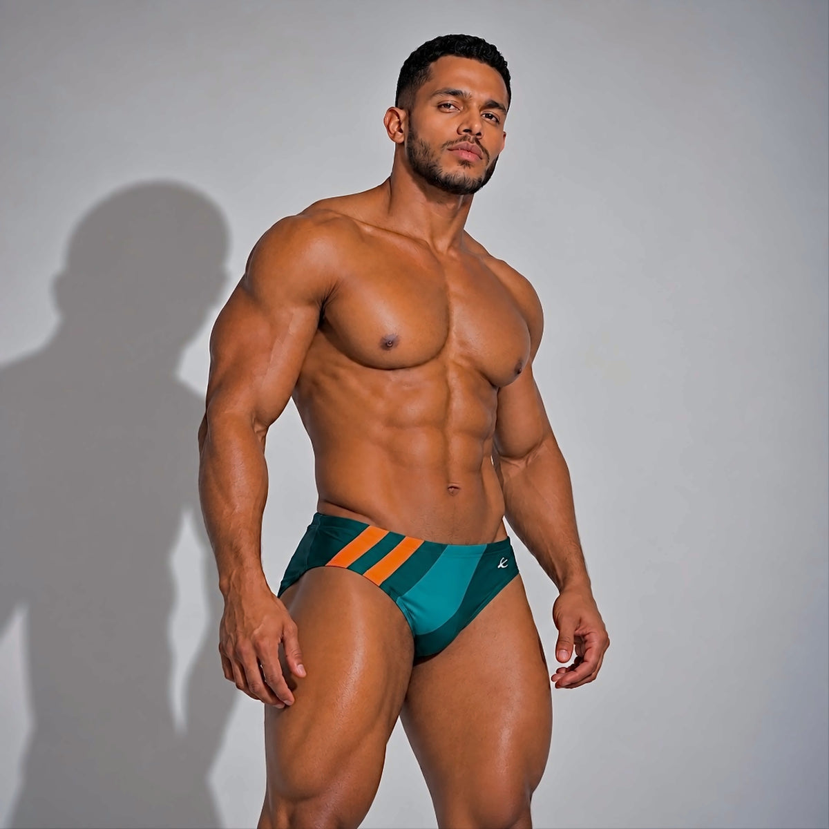 Traje de baño deportivo para hombre verde con franjas naranjas – Brief Sport de EQUAL Swimwear