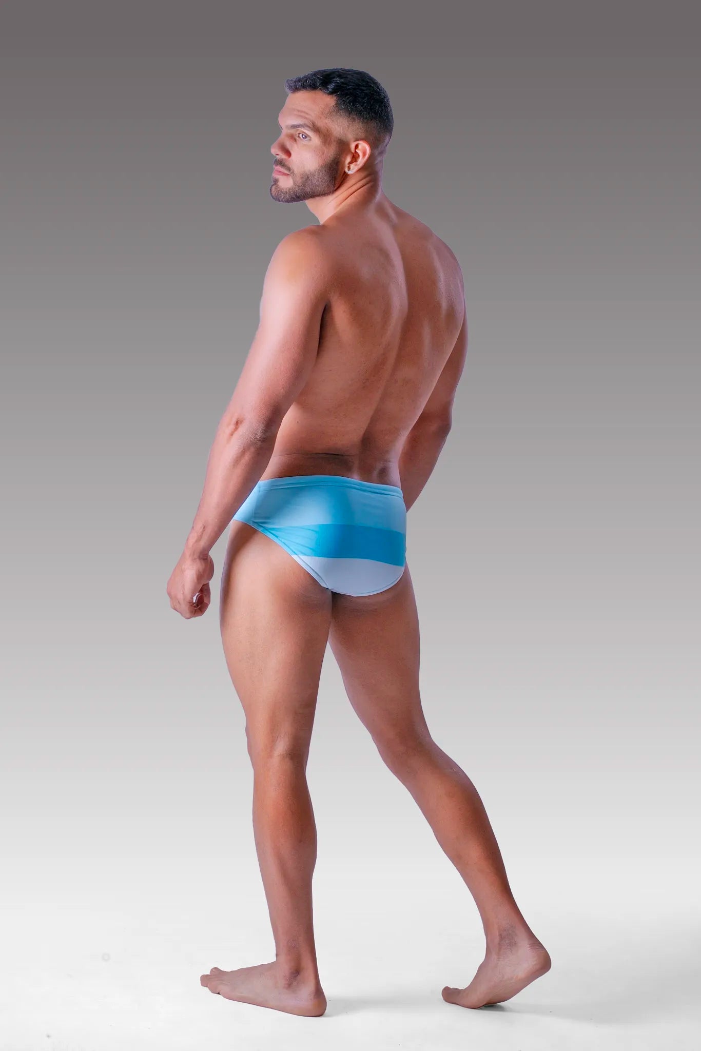 Brief Tricolor Azul Equal Swimwear, vista trasera, combinación tricolor azul claro, ajuste cómodo para playa y piscina