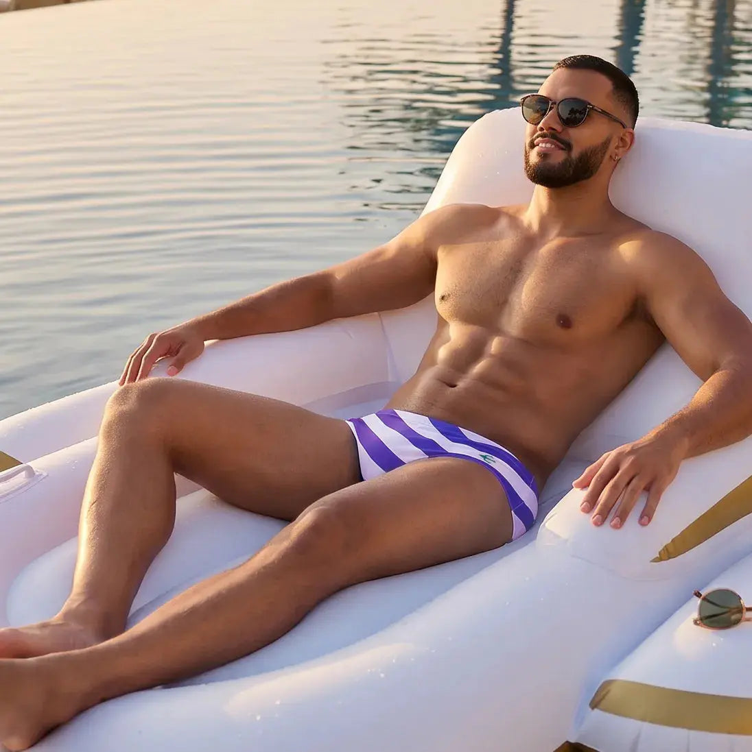 Brief Zig Zag modelo en la playa – Equal Swimwear, bañador para hombre para playa y alberca