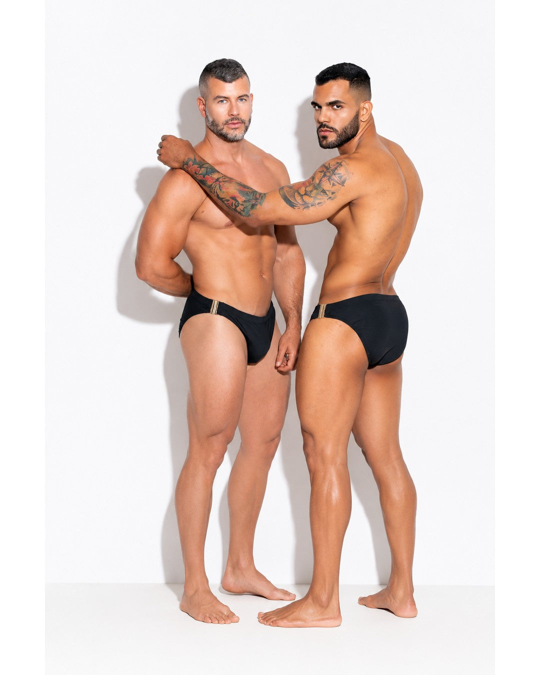 Bikini Iconic Negro en modelos, frente y espalda con broche dorado – Equal Swimwear