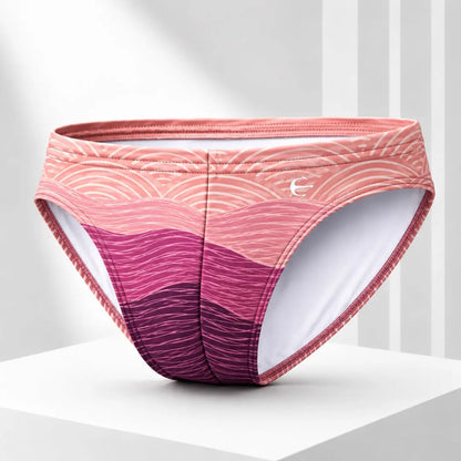 Bikini Wave modelo en la playa – Equal Swimwear, bañador para hombre para playa y alberca