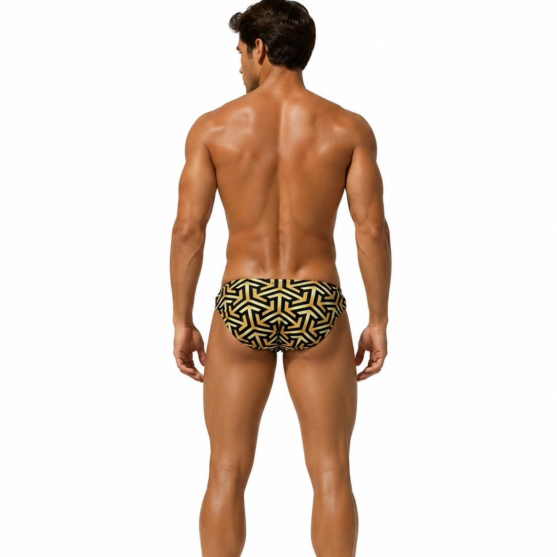 Brief Black & Gold en modelo, vista frontal | Equal Swimwear