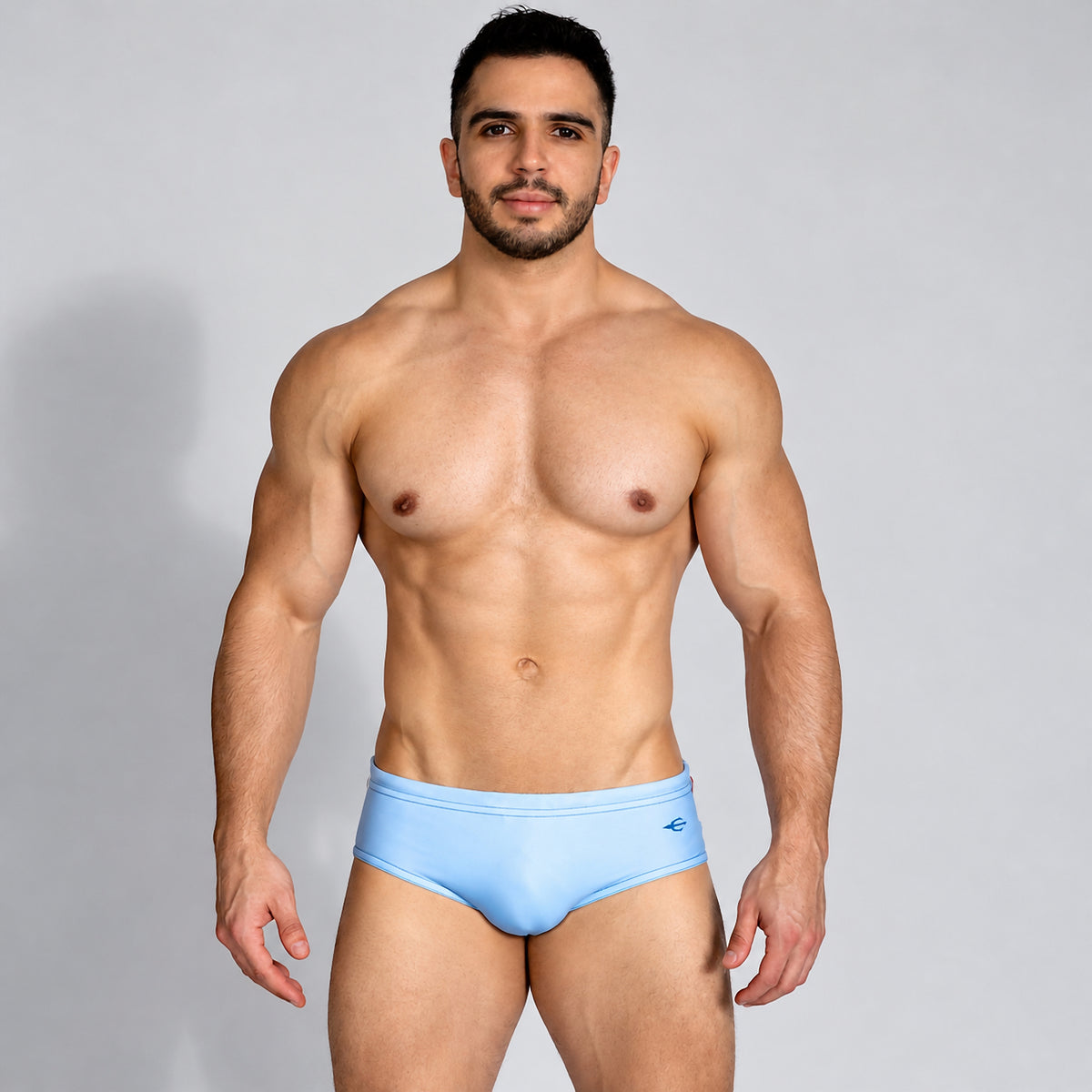 Traje de baño azul claro con degradado para hombre Brief Colors, vista frontal en modelo.
