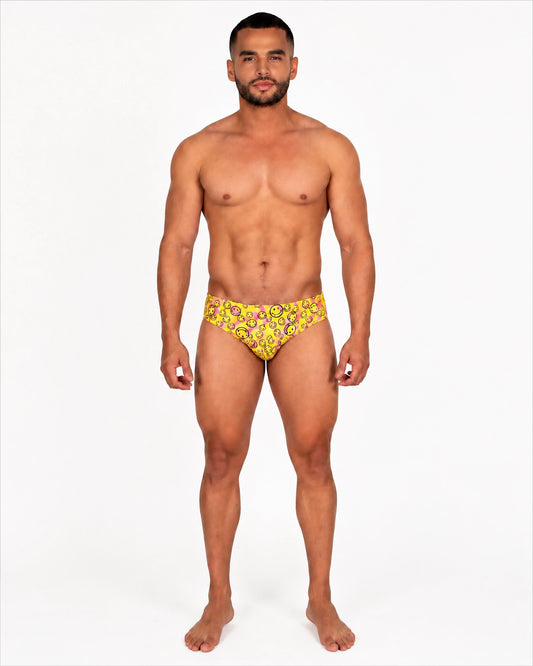 Brief Happy modelo en la playa – Equal Swimwear, bañador para hombre para playa y alberca