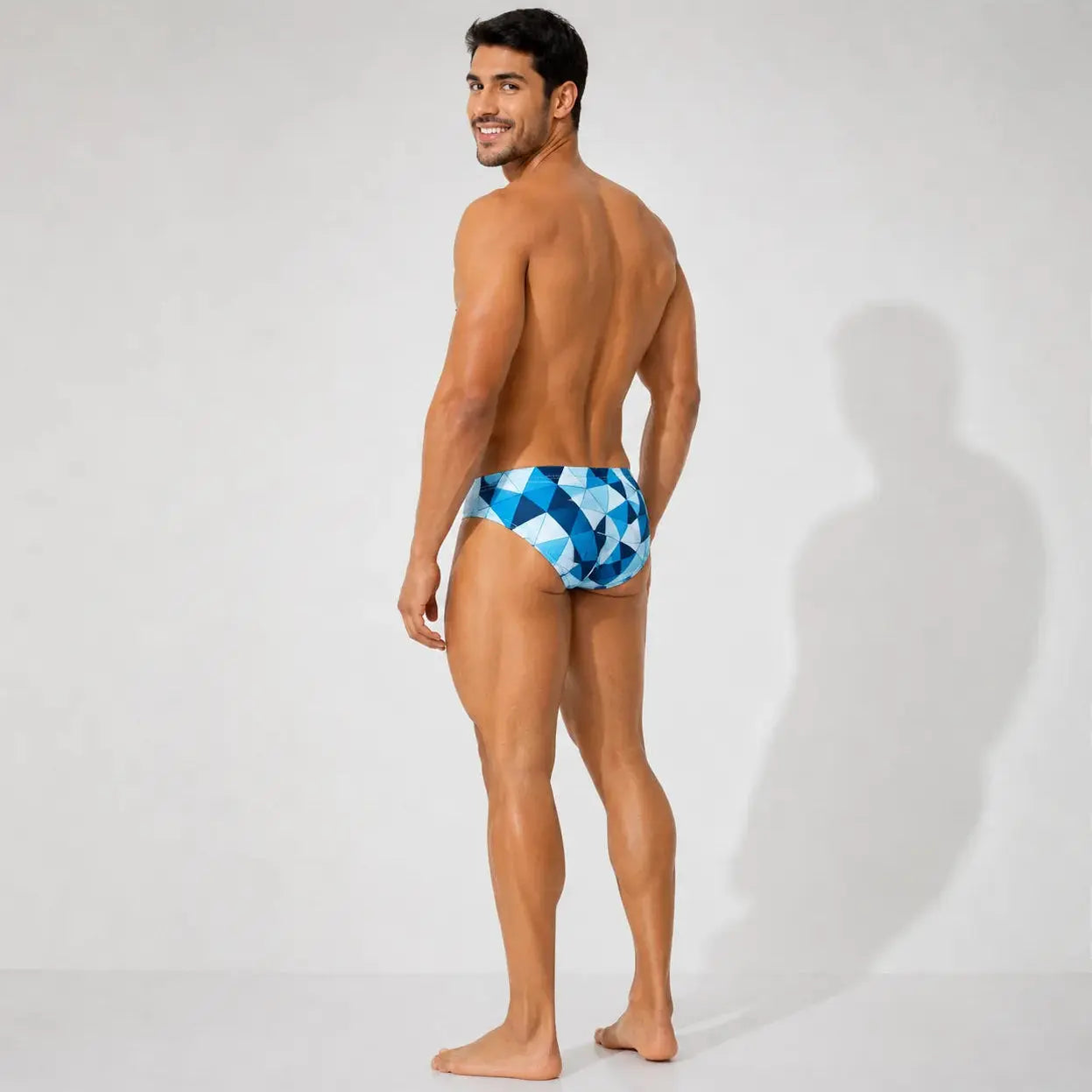Bikini Prisma modelo en la playa – Equal Swimwear, bañador para hombre para playa y alberca