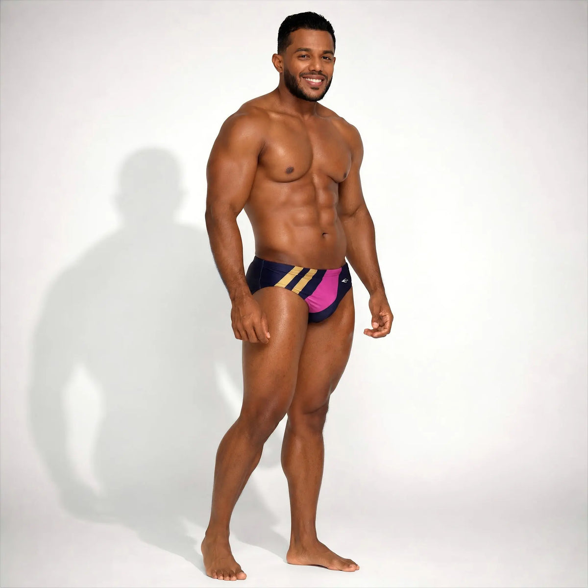 Brief de baño deportivo para hombre morado con banda rosa, vista de cuerpo completo – Brief Sport de EQUAL Swimwear