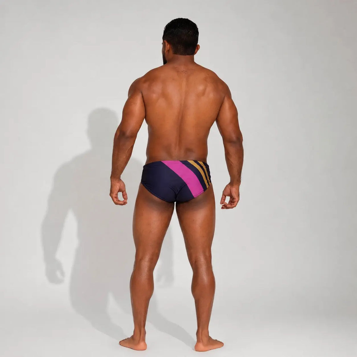 Brief de baño deportivo para hombre morado, vista trasera de cuerpo completo – Brief Sport de EQUAL Swimwear