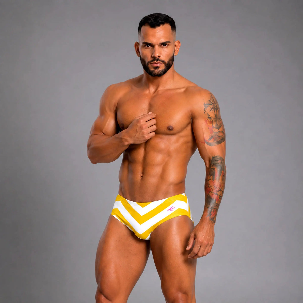 Brief Zig Zag Amarillo hombre, vista frontal con estampado zigzag – EQUAL Swimwear