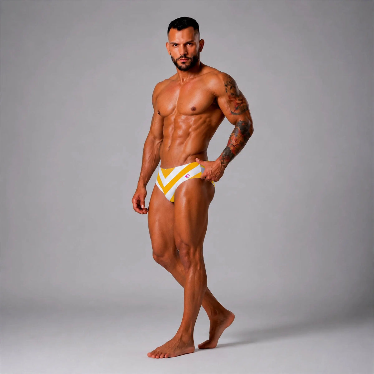 Brief Zig Zag Amarillo hombre, vista lateral con estampado zigzag – EQUAL Swimwear