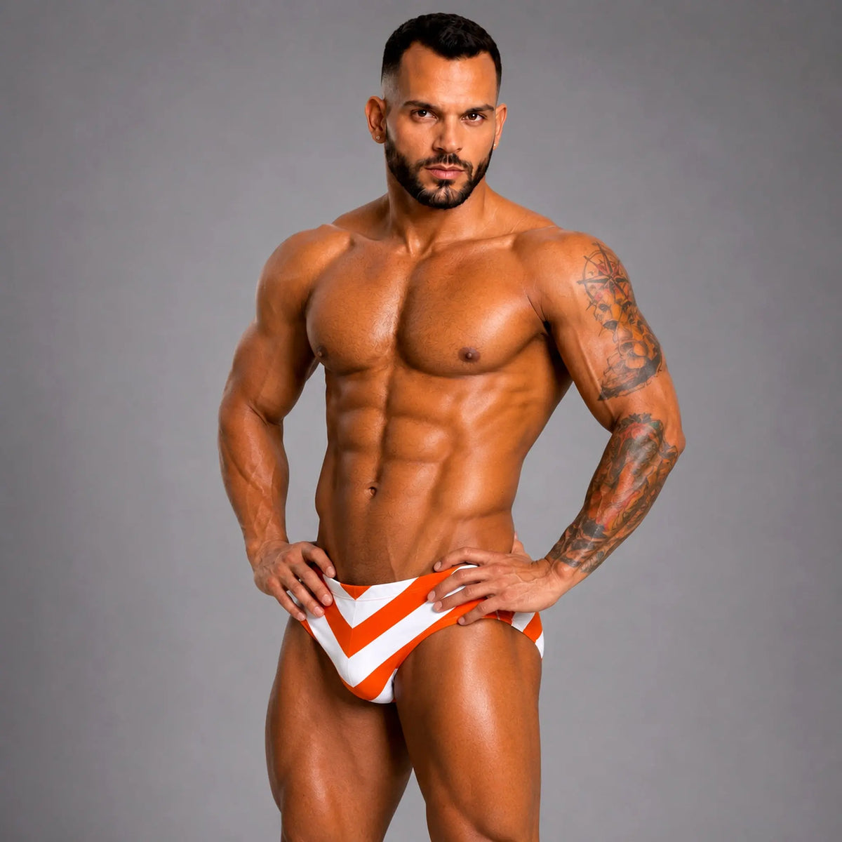 Brief Zig Zag Naranja hombre, vista frontal con estampado zigzag – EQUAL Swimwear