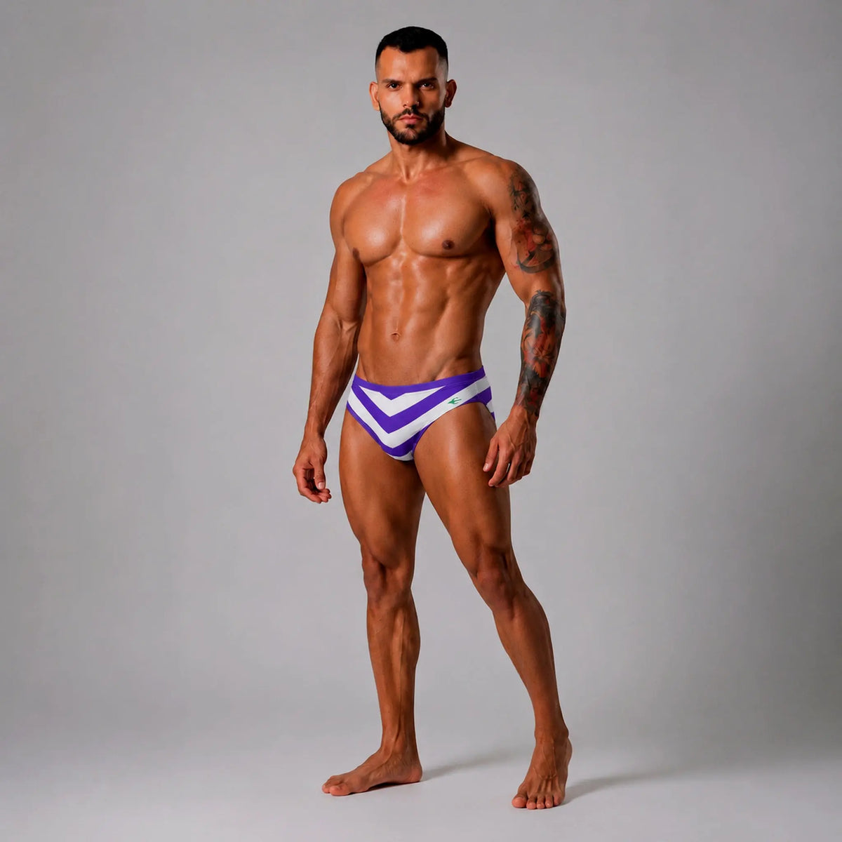 Brief Zig Zag Morado hombre, vista frontal con estampado zigzag – EQUAL Swimwear