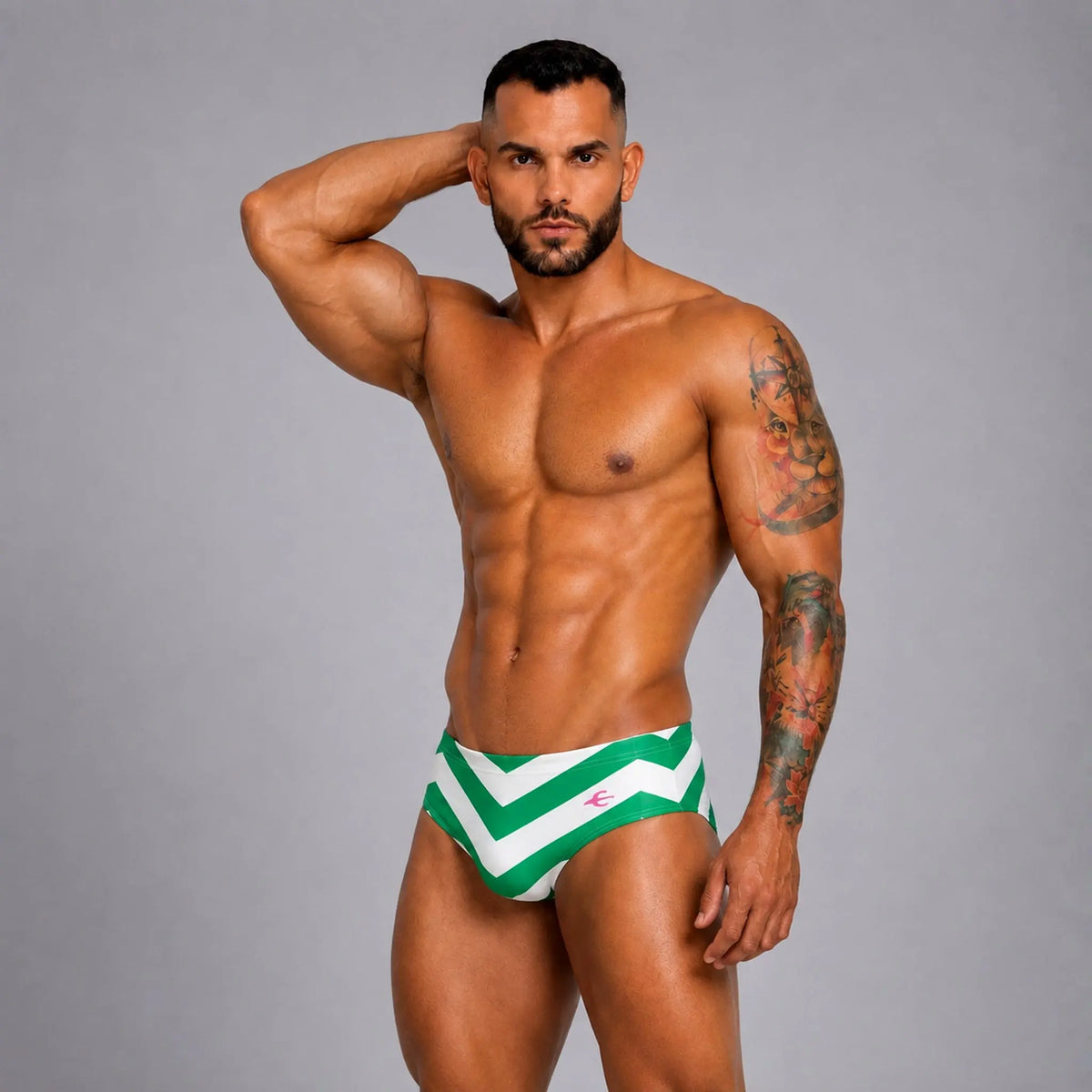 Brief Zig Zag Verde hombre, vista frontal con estampado zigzag – EQUAL Swimwear