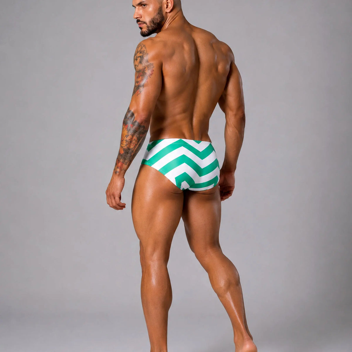 Brief Zig Zag Verde hombre, vista trasera con estampado zigzag – EQUAL Swimwear