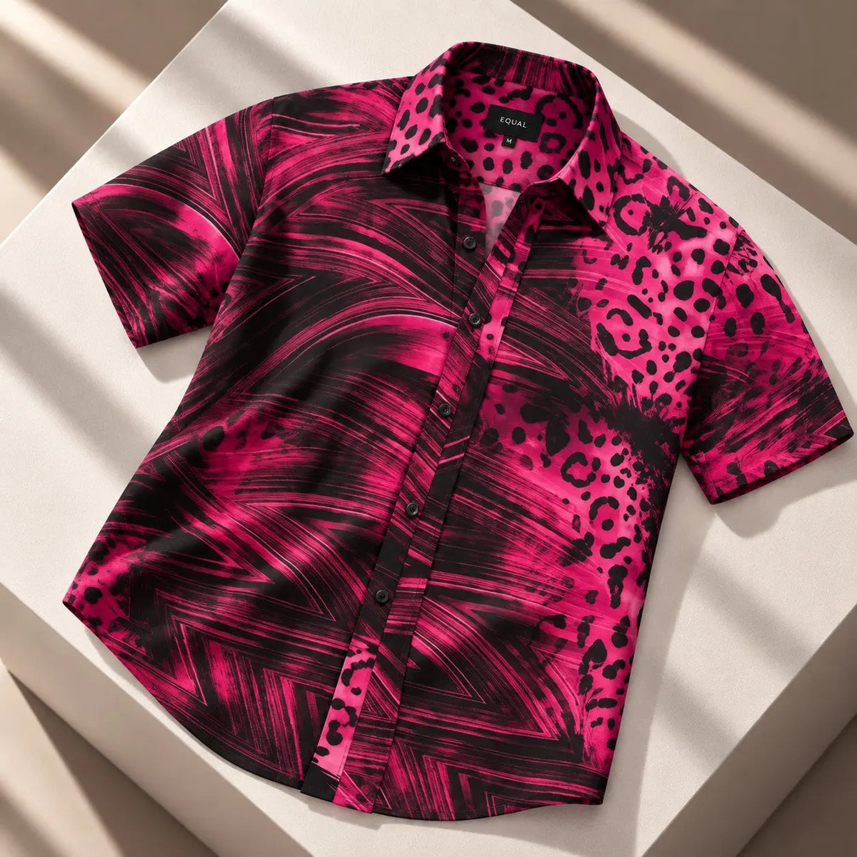 Camisa Essence Fucsia Cyber – camisa de playa para hombre manga corta, estampado animal print fucsia EQUAL Swimwear