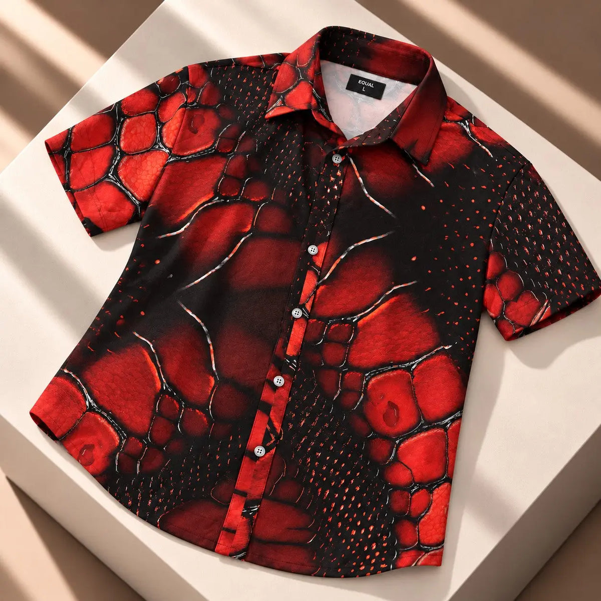 Camisa Essence Rojo Magna – camisa de playa para hombre manga corta, estampado víbora EQUAL Swimwear