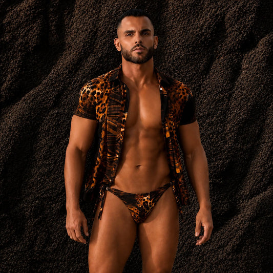Conjunto de playa para hombre: camisa y bikini de tiras café con estampado animal print, vista frontal – Conjunto Essence de EQUAL Swimwear