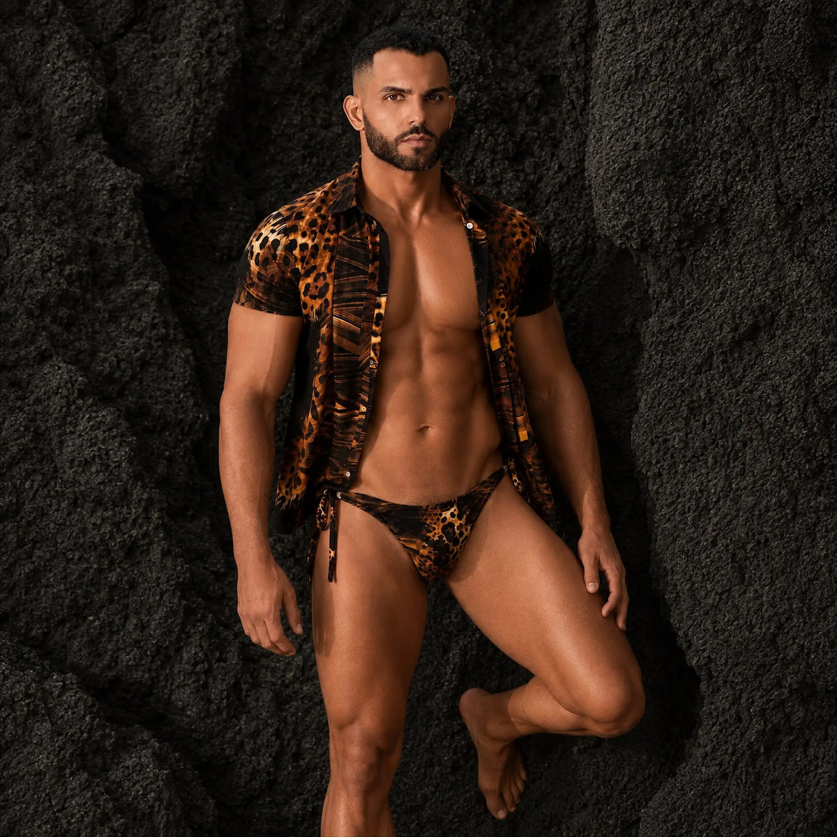 Conjunto de playa para hombre: camisa y bikini de tiras café con estampado animal print, vista de tres cuartos – Conjunto Essence de EQUAL Swimwear