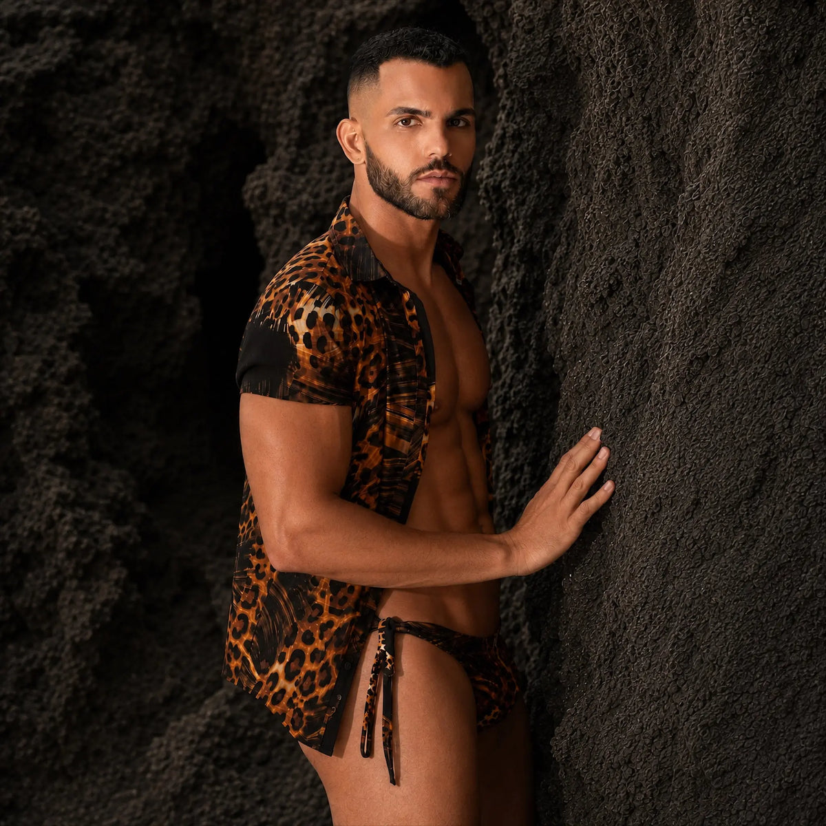 Conjunto de playa para hombre: camisa y bikini de tiras café con estampado animal print, vista de perfil – Conjunto Essence de EQUAL Swimwear
