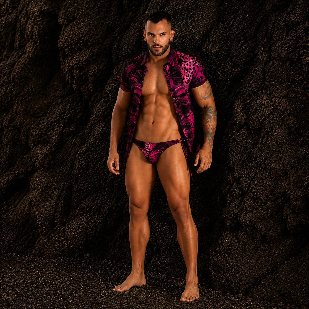 Conjunto de playa para hombre: camisa y bikini de tiras fucsia y negro con estampado de leopardo, vista frontal – Conjunto Essence de EQUAL Swimwear