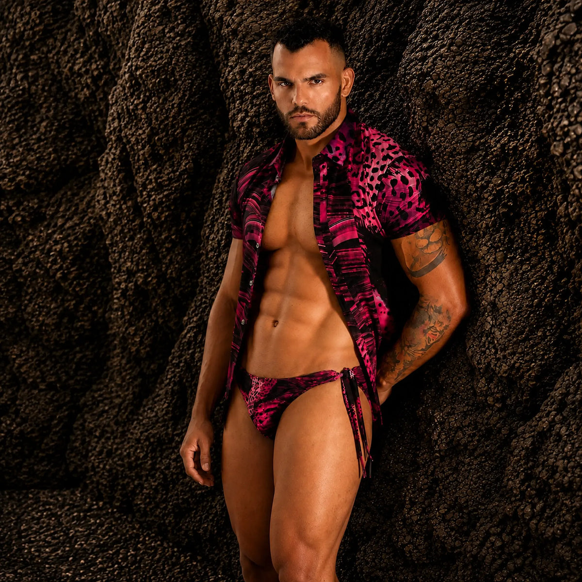Conjunto de playa para hombre: camisa y bikini de tiras fucsia y negro con estampado de leopardo, vista frontal completa – Conjunto Essence de EQUAL Swimwear