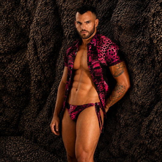 Conjunto de playa para hombre: camisa y bikini de tiras fucsia y negro con estampado de leopardo, vista frontal completa – Conjunto Essence de EQUAL Swimwear