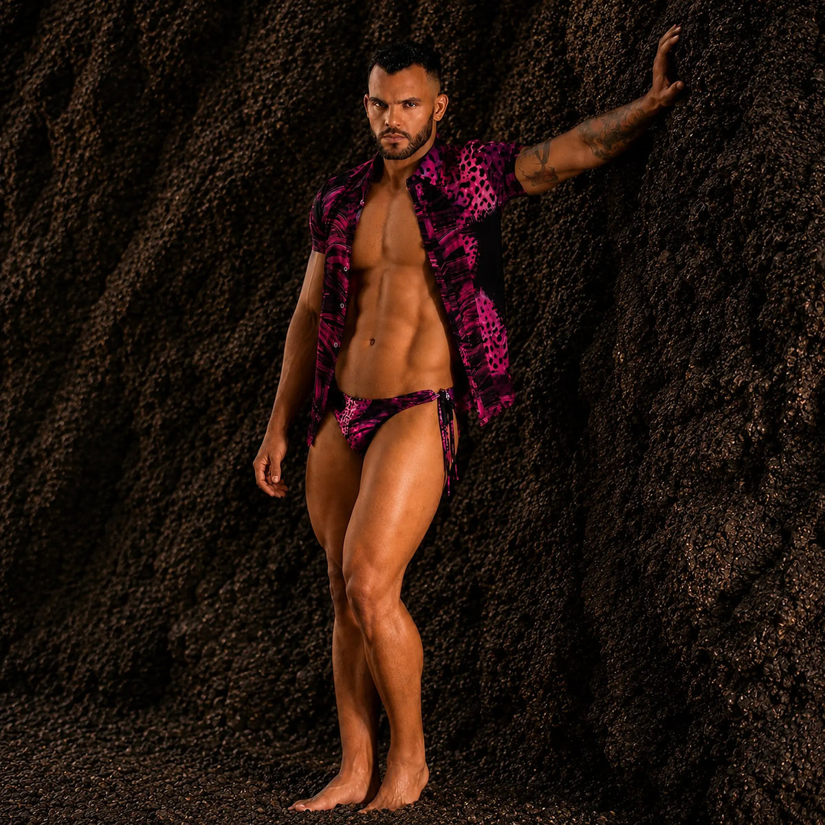 Conjunto de playa para hombre: camisa y bikini de tiras fucsia y negro con estampado de leopardo, vista de cuerpo completo – Conjunto Essence de EQUAL Swimwear