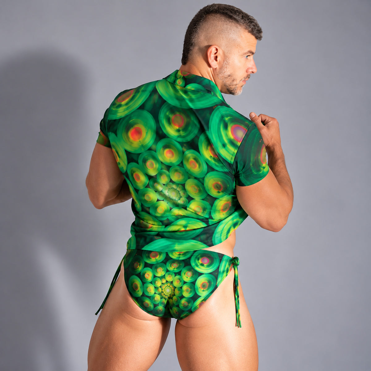 Conjunto de baño para hombre verde estampado, camisa y bikini Essence, vista trasera.
