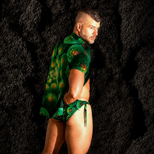 Conjunto de playa para hombre: camisa y bikini de tiras verde con estampado de círculos, vista de perfil – Conjunto Essence de EQUAL Swimwear