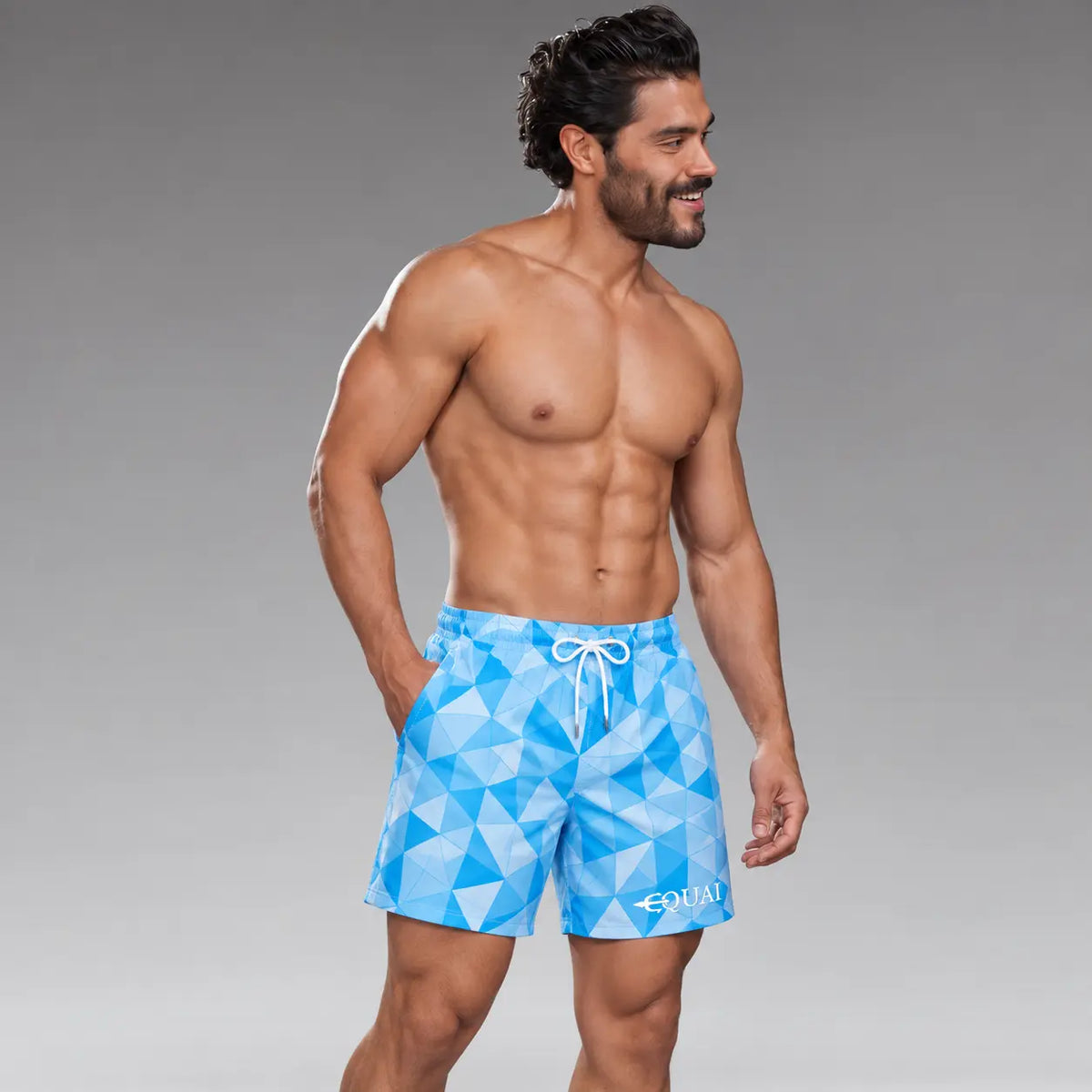 Modelo con conjunto Brief + Short Prisma Azul Claro de Equal Swimwear, traje de baño para hombre.