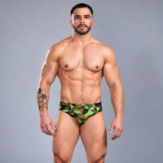 Modelo con traje de baño Brief Prisma de Equal Swimwear, estampado geométrico verde lima, oliva y negro, vista frontal.
