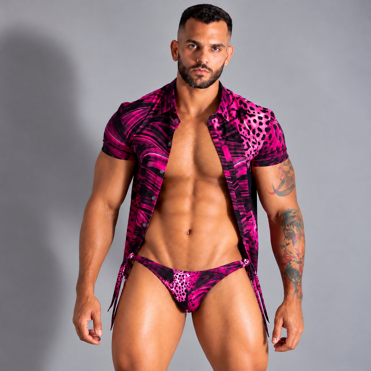 Conjunto de playa para hombre fucsia y negro, camisa y bikini Essence a juego, vista frontal.