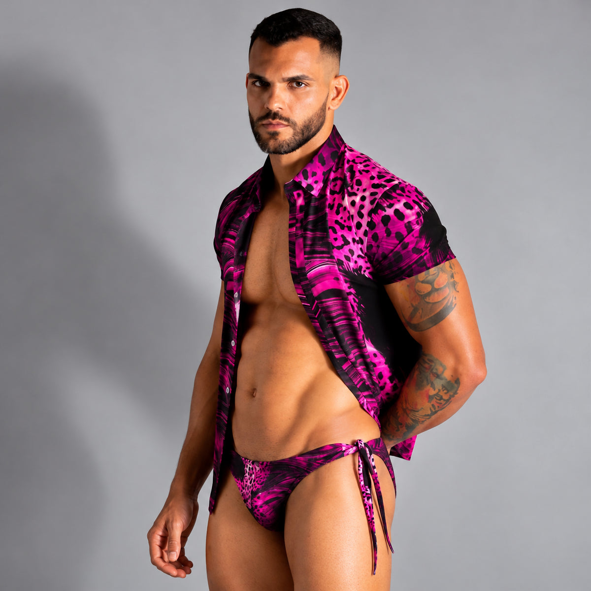 Camisa de playa y bikini de baño para hombre fucsia y negro, vista de tres cuartos.