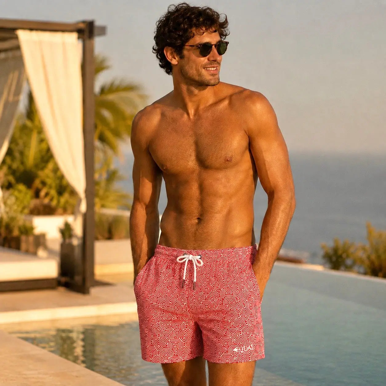 Short Geométrico Rojo modelo en la playa – Equal Swimwear, bañador para hombre para playa y alberca