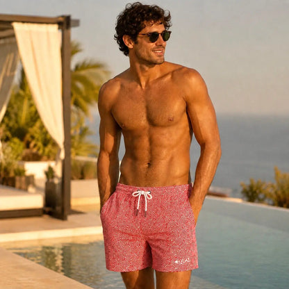 Short Geométrico Rojo modelo en la playa – Equal Swimwear, bañador para hombre para playa y alberca